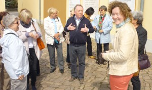 Peter Sodann im Gespräch mit Teilnehmern der Exkursion.