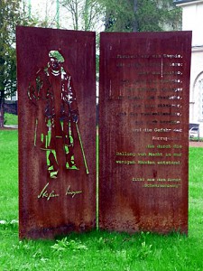 Ein von Hartmut Rademann entworfenes Denkmal erinnert seit 2010 in Schwarzenberg an Stefan Heym.