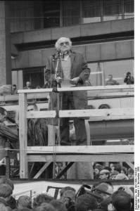 Stefan Heym am 4. November 1989 auf dem Berliner Alexanderplatz. Foto: Hubert Link / ADN-ZB. Quelle: Bundesarchiv, Bild 183-1989-1104-039
