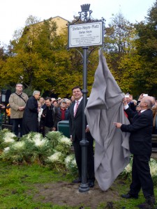 Stefan-Heym-Platz Berlin: Bürgermeister Andreas Geisel (SPD, links) und Laudator Prof. Jürgen Hofmann (Linke) bei der Enthüllung.