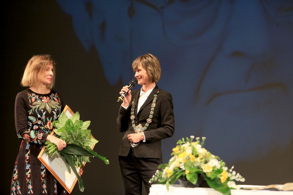 Oberbürgermeisterin Barbara Ludwig (rechts) bei der Übergabe des Preises an Joanna Bator. Foto: Stadt Chemnitz/Peter Zschage