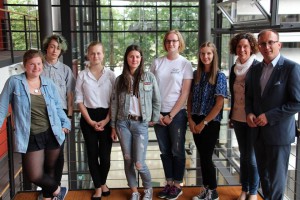 Abgeordneter Jörg Vieweg (SPD, rechts) mit den Preisträgern Nadine Koop, Kilian Buchmann, Anna Bürger, Ayleen Jähnigen, Katharina Fritzsche, Leandra Stanko (v.l.n.r.) im Sächsischen Landtag in Dresden. Foto: xxxxxxx