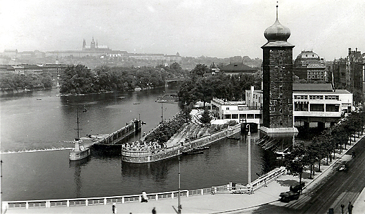 Das Café Manes am Ufer der Moldau in Prag ist Schauplatz des ersten Kapitels von Stefan Heyms 1942 erschienenem Debütroman „Hostages“ (auf Deutsch: „Der Fall Glasenapp“). Foto: Archiv